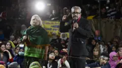 शाहीन बाग़ में प्रदर्शनकारियों से बातचीत के दौरान संजय हेगड़े और साधना रामचंद्रन