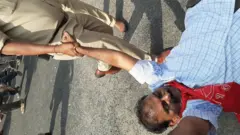 ట్యాంక్ బండ్ వైపు వెళుతున్న వామపక్ష నాయకుడిని అదుపులోకి తీసుకుంటున్న పోలీసు