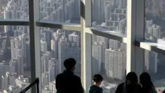 아파트를 바라보는 사람들