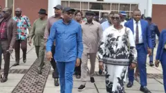 Gomina Fubara ati awọn isọmọgbe rẹ n rin jade lati papakọ ọkọ ofurufu ilu Port Harcourt