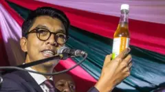 Perezida Andry Rajoelina yamamaje umuti wa Covid-Organics avuga ko uvura coronavirus