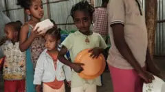 የምግብ ሳህን የያዙ ልጆች