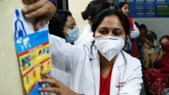 एका नर्सचं प्रातिनिधिक छायाचित्र