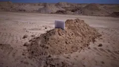 قبور وسط صحراء النجف