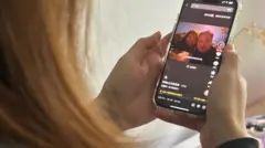 Mulher jovem observa a conta de Pan e Zhang no seu telefone celular