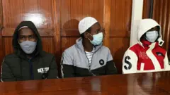Hussein Hassan Mustafa (i bubamfu) na Mohammed Ahmed Abdi (i buryo) nibo bagiriwe n'icaha nayo Liban Abdullahi (hagati) yejejwe