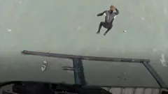 يقفز من طائرة هليكوبتر دون مظلة دعما لصديقه