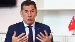 المرشح الثالث، سنان أوغان، الذي حصل على حوالى 5٪ من الأصوات، قال إنه سيدعم الرئيس رجب طيب أردوغان خلال جولة الإعادة