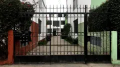 Entrada a la quinta, con una reja