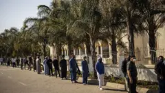Muslimiin xiran maskaraatiga afka iyo sanka iyagoo raacaya dadaallada looga hortayo faafidda Fayraska corona ee misaajidka Nizamiye ee Koonfur Afrika.