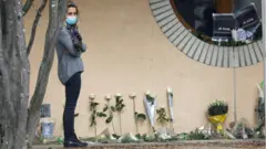 У школы, где преподавал погибший