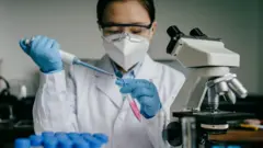 Ilustração de cientista testando vacina em laboratório