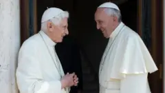 Los papas Francisco y Benedicto