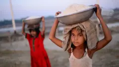 বাংলাদেশের কক্সবাজারে সামুদ্রিক লবন উৎপাদিত হয়