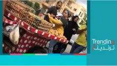 سيدة تلقي بضاعة بائع تين شوكي على الأرض