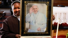 Wata malamar coci rike da hoton Fafaroma