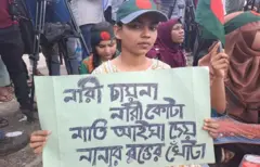 'নারী চায়না নারী কোটা' প্ল্যাকার্ড হাতে এক নারী শিক্ষার্থী