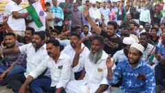 அதிமுக எம்.எல்.ஏக்களை முற்றுகையிட்ட இஸ்லாமிய அமைப்பினர்