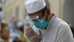 করোনাভাইরাস আতঙ্কের মধ্যে ঈদের নামাজ আদায় হয়েছে।