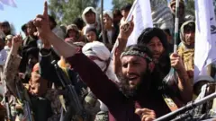 امریکہ اور افغان طالبان کے درمیان معاہدے کے بعد طالبان نے ’فتح‘ کا جشن منایا تھا (فائل فوٹو)