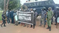 Kwasasa waandishi wa habari wanashikiliwa katika kituo cha polisi cha kati katika mji mkuu Kampala