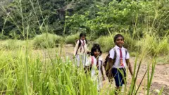නැග්රැක් ගම්මානයේ සිට පැමිණෙන ළමුන් 22කු නේවාසිකාගාරයේ සිටින අතර තවත් දරුවන් දස දෙනෙකු පමණ දිනපතා 28Km පා ගමනින් පැමිණේ.