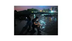 ကိုရိုနာဗိုင်းရပ်စ် ကူးစက်မှုတွေကြောင့် နှာခေါင်းစည်းတပ်ထားသူကို ရန်ကုန်ဆိပ်ကမ်းမှာတွေ့ရစဥ်