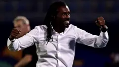Le sélectionneur sénégalais Aliou Cissé fête la victoire de son équipe face au Bénin en Coupe d'Afrique des Nations 2019 (CAN).