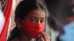 માસ્કમાં બાળકી