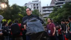 Un hombre con una caja