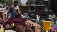 अफ़ग़ानिस्तान की मदद करनेवालों तालिबान की मदद होने की दुविधा से ग्रस्त हैं.