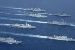 Barcos de la Fuerza Naval Multinacional de la OTAN el 30 de abril de 1992 en Nápoles, Italia.