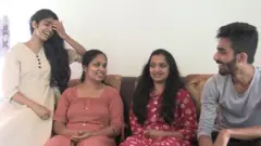 වත්සලා මුතුකුඩේ සිය මව, සොහොයුරිය සහ සොහොයුරා සමග