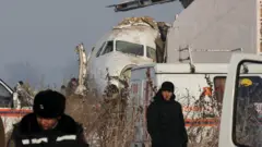 Kazakistan'da içinde 100 kişinin bulunduğu uçak düştü