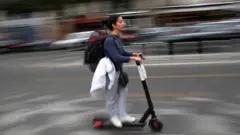 • افراد مجاز به پوشیدن هدفون در هنگام اسکوتر سواری نیستند
