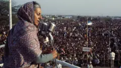 একাত্তরের মার্চে দিল্লির এক জনসভায় ভাষণ দিচ্ছেন প্রধানমন্ত্রী ইন্দিরা গান্ধী