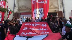 ورود ده ها معترض به وزارت خارجه در بیروت