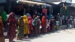 ওএমএস চাল বিক্রির লাইনে সামাজিক দূরত্ব না মানায় স্বাস্থ্য ঝুঁকি তৈরি হয়।
