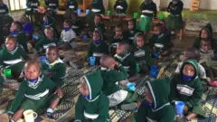 Abana bari kunywa igikoma mu irerero ry'incuke rya Miyove