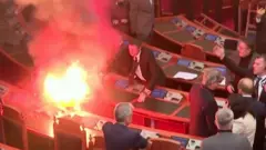 Metež u albanskom parlamentu: Opozicija zapalila vatru i baklje