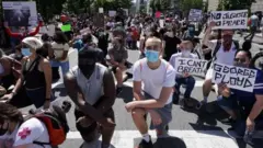Waandamanaji wakipiga magoti kusali katika viwanja vya Lafayette karibu na Ikulu ya Marekani mjini Washington DC