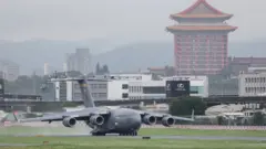 美國參議員乘軍機高調訪問台灣 北京提「嚴正交涉」