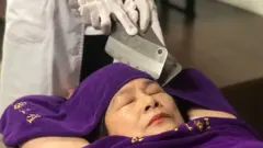 • گفته می‌شود ماساژ با ساطور از چین آمده و بیش از ۲ هزار سال قدمت دارد.