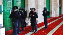 القوات الإسرائيلية تقتحم المسجد الأقصى (5 April 2023)