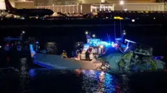 华盛顿美国航空撞机：庞巴迪客机在华盛顿上空与美军黑鹰直升机相撞，机上共64人无人生还