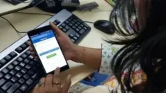 মোবাইল ফোন হাতে একজন নারী