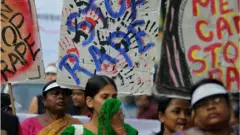 নির্ভয়া ধর্ষণ ও হত্যার দুবছর পূর্তিতে কলকাতায় একটি বিক্ষোভ মিছিল।