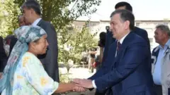 Президент Мирзиёев фуқаролар билан учрашмоқда