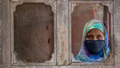 कोरोना व्हायरस : लॉकडाऊनला विरोध करणारे त्याऐवजी कोणते पर्याय देणार आहेत?