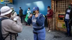Muri iki kiganiro turaganira ku cyakorwa kugirango Afurika idashegeshwa na coronavirus, turebe n'ukuntu ihanganye na kino cyorezo muri kino gihe.